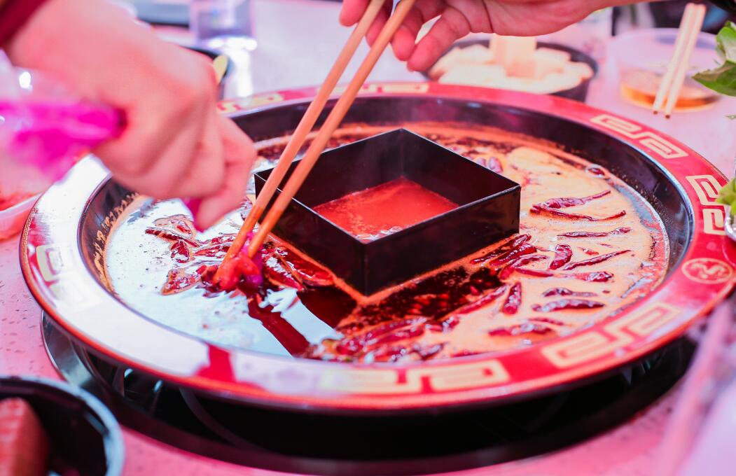 火鍋加盟模式能走遠(yuǎn)嗎？發(fā)展?jié)摿θ绾危? /> </p>
<p>加盟模式簡(jiǎn)易，依舊是新手入行的好選擇</p>
<p>雖然，現(xiàn)在的一些報(bào)道和顧客的反饋，讓人們對(duì)連鎖加盟的模式產(chǎn)生了懷疑，但是我們必須認(rèn)識(shí)到，這些負(fù)面訊息并非加盟模式本身不足導(dǎo)致的，而是在落地的時(shí)候遇到了問題。</p>
<p>所以，我們要做的只是解決落地難的問題，只要我們按照總部的規(guī)劃和指導(dǎo)去經(jīng)營(yíng)發(fā)展，積極培訓(xùn)服務(wù)，打造品質(zhì)化消費(fèi)，同時(shí)嚴(yán)格按照統(tǒng)一標(biāo)準(zhǔn)<a href='http://m.a5566.cn/wenhua/' target='_blank'>裝修</a>、出品，掌握核心食材及配料，依舊可以借助東風(fēng)之勢(shì)，快速立店，穩(wěn)扎市場(chǎng)。</p>
<p>一個(gè)人走得快，但一群人走得更遠(yuǎn)</p>
<p>相信大家都聽過“一個(gè)人走得更快，但一群人走得更遠(yuǎn)”這個(gè)說法吧，一個(gè)人的確可以憑借自己的想法，擺脫許多束縛以更快的速度開店、發(fā)展，但是單人開店的效果和質(zhì)量如何呢？</p>
<p>據(jù)了解獨(dú)立經(jīng)營(yíng)的門店其壽命大多不超過3年，而想要獲得5年、10年的發(fā)展，還必須得依托團(tuán)隊(duì)，即我們所說的連鎖加盟模式。連鎖品牌不僅有完善的<a href='http://m.a5566.cn/join/' target='_blank'>加盟流程</a>、支持體系，同時(shí)還有一個(gè)經(jīng)驗(yàn)豐富的團(tuán)隊(duì)，能幫助你加速財(cái)富的增長(zhǎng)，讓你在餐飲的道路上行穩(wěn)致遠(yuǎn)，所以，無論連鎖加盟的模式是否存在弊端，它都是長(zhǎng)線發(fā)展的不二選擇。</p>
<p>擔(dān)心出品質(zhì)量參差不齊？托管模式值得選</p>
<p>衛(wèi)生問題頻發(fā)，裝修不過關(guān)，菜品質(zhì)量層次不齊，面對(duì)大家的質(zhì)疑和擔(dān)憂，連鎖加盟模式如何化解難題呢？其實(shí)無論是衛(wèi)生、出品還是裝修，歸根結(jié)底都是分店的問題。但這一問題也不能完全怪罪于管理者或者老板，畢竟沒有人是無所不曉的。</p>
<p>我們?nèi)狈?jīng)驗(yàn)自然不知道怎樣監(jiān)督員工，怎樣監(jiān)管施工，出現(xiàn)問題也在情理之中。那么面對(duì)這樣的情況該怎么辦呢？統(tǒng)一管理的托管模式悄然流行，具有更強(qiáng)的品牌管控能力和統(tǒng)一管理的優(yōu)勢(shì)，能讓你甩手做掌柜，不失為一種好選擇！</p>
<p>以上就是<a href='http://m.a5566.cn/' target='_blank'>朝天門火鍋</a>的相關(guān)回答了，希望能對(duì)你有所幫助，如有其它疑問，可給我們留言，一起交流學(xué)習(xí)！</p><p><strong>推薦閱讀:</strong></p>
					<p><a href=