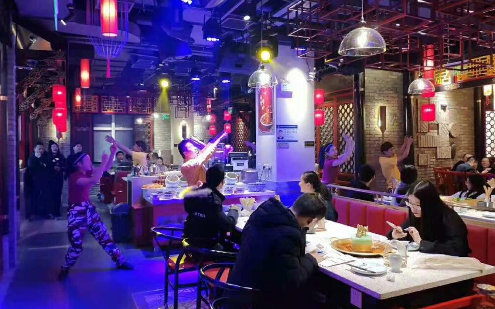 一年四季都排隊(duì)的火鍋店，到底有什么技巧？